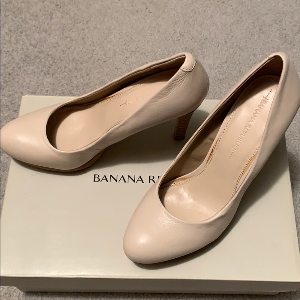 Banana Republic pumps - nude size - 7